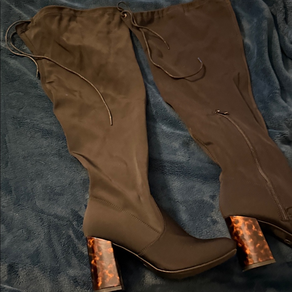 Stylish Black Knee-High Boots with Tortoise Shell Heel